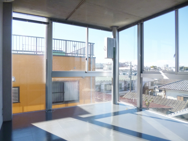 Ｓ８ａｐ．の居間・リビング|大きなガラス張りのお部屋です！
