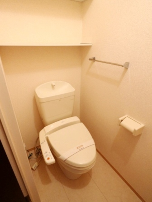 フローラルAのトイレ|ゆったりとした空間のトイレです