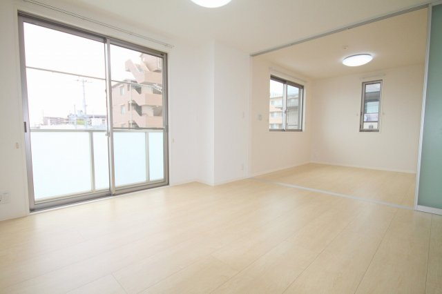 宝塚市山本中２丁目のアパートの居間・リビング|※同建物の類似写真となります。