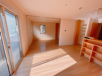 【居間・リビング】 | クレスト | 3階角部屋で陽当たりも良好です