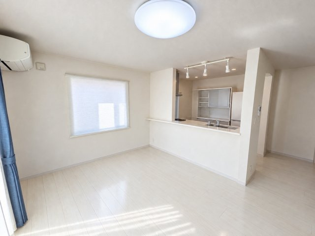 小牧市大字小牧原新田　中古戸建の居間・リビング|使いやすい居間です※AIによる荷物消去による画像を使用しております。