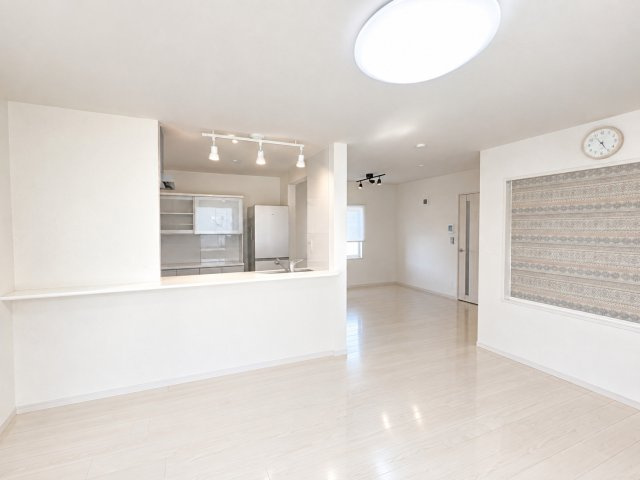 小牧市大字小牧原新田　中古戸建の居間・リビング|おしゃれなリビングです※AIによる荷物消去による画像を使用しております。