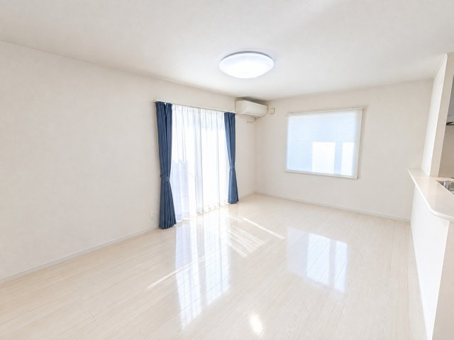 小牧市大字小牧原新田　中古戸建の居間・リビング|ゆったり過ごせるリビングです※AIによる荷物消去画像を使用しております。