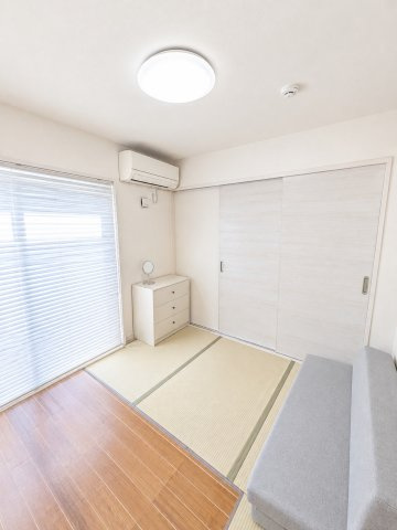 小牧市大字小牧原新田　中古戸建の玄関|明るい玄関です