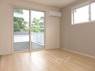 パール有安　Ｆ棟の居間・リビング|明るい角部屋・エアコンあり