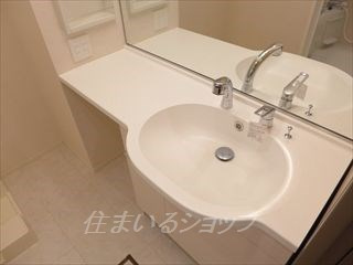 パール有安　Ｆ棟の洗面所|大型ミラー・シャワー付き洗面化粧台