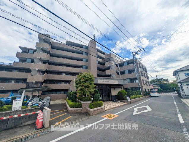 ライオンズマンション河辺東の外観|【Comfort Residence】◆総戸数51戸◆RC造地下1階付7階建のマンション。存在感のある佇まいと、整えられた共用部が日々の暮らしを迎えます。