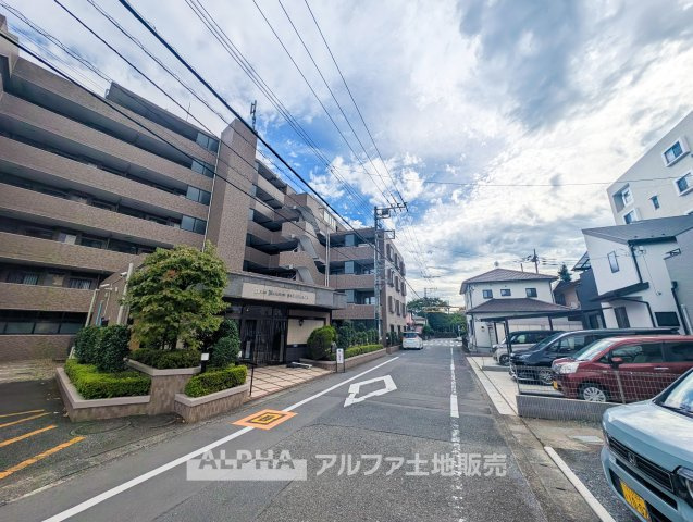 ライオンズマンション河辺東の外観|【Convenient Location】◆小作駅徒歩10分◆JR青梅線「小作」駅まで徒歩10分。毎日の通勤や通学にも利用しやすい立地に建つマンションです。
