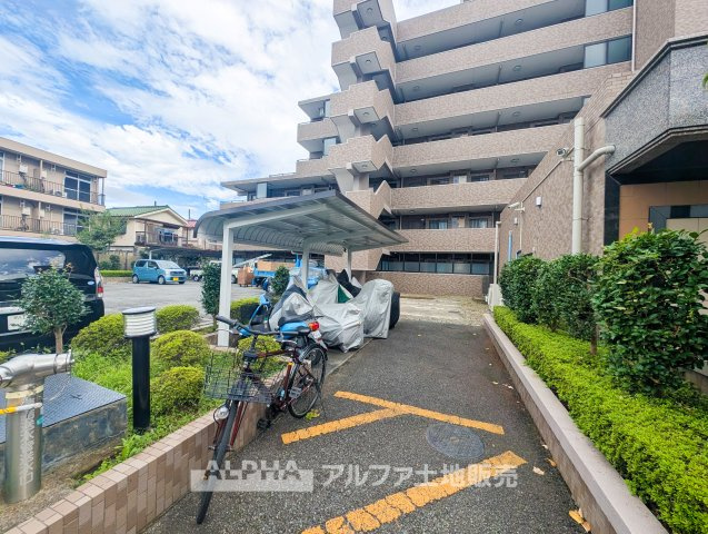 ライオンズマンション河辺東の外観|【Secure Residence】◆オートロック付き◆住まいの防犯面にも配慮されたマンション。毎日の暮らしに安心感を添える共用設備が備わっています。