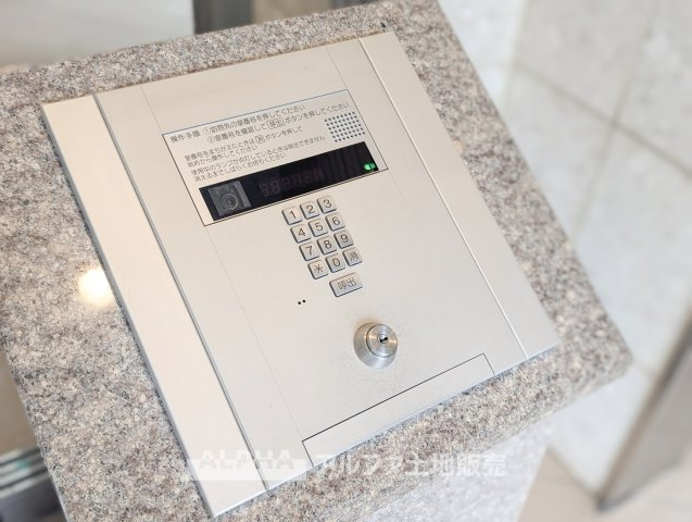 ライオンズマンション河辺東の防犯設備|【Intercom】◆来訪時の応対に◆玄関先の来訪者とのやり取りに便利なインターホン。毎日の生活に欠かせない、住まいの使いやすさを高める設備です。