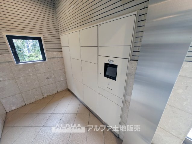 ライオンズマンション河辺東のエントランス|【Delivery Box】◆不在時にも便利◆留守中でも荷物を受け取りやすい宅配ボックス。帰宅時間を気にせず受け取れる、日々の暮らしに便利な設備です。