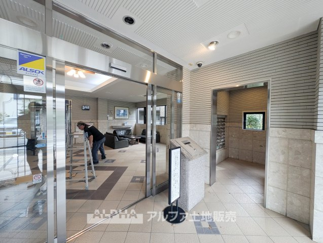 ライオンズマンション河辺東のエントランス|【Entrance】◆住まいの玄関口◆毎日の行き帰りや来客を迎えるマンションエントランス。住戸へ向かう時間を気持ちよくつないでくれる共用空間です。
