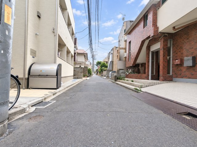 新宿区大久保2丁目　建築条件無し売地　全4区画の前面道路含む現地写真|2026.09.19撮影

現地ご見学希望・資料請求などお気軽にお問い合わせ下さい！
03-5990-5201