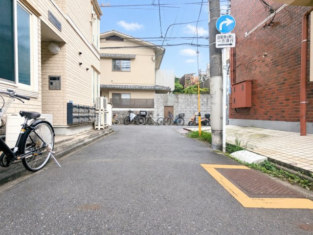新宿区大久保2丁目　建築条件無し売地　全4区画の前面道路含む現地写真|2026.09.19撮影

現地ご見学希望・資料請求などお気軽にお問い合わせ下さい！
03-5990-5201