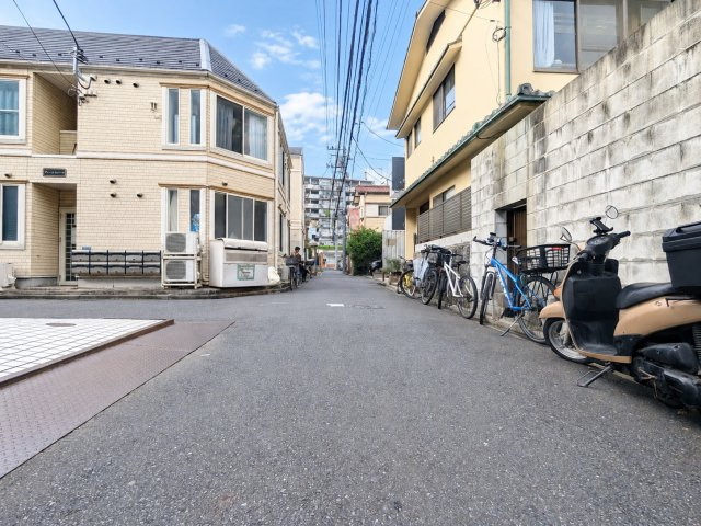 新宿区大久保2丁目　建築条件無し売地　全4区画の前面道路含む現地写真|2026.09.19撮影

現地ご見学希望・資料請求などお気軽にお問い合わせ下さい！
03-5990-5201