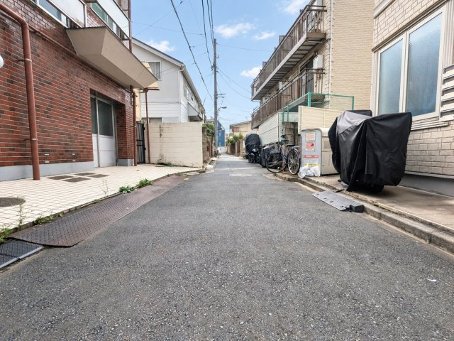 新宿区大久保2丁目　建築条件無し売地　全4区画の前面道路含む現地写真|2026.09.19撮影

現地ご見学希望・資料請求などお気軽にお問い合わせ下さい！
03-5990-5201