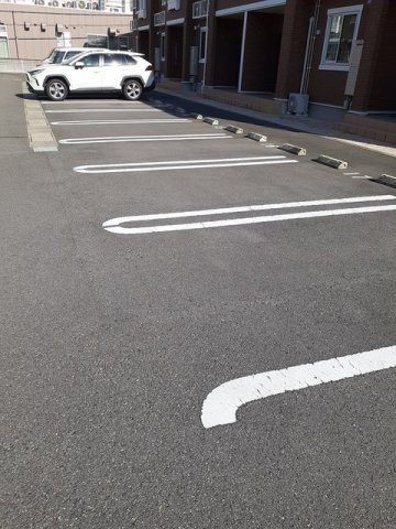 【駐車場】 | フランメゾン南沖洲Ａ | 駐車場に車を止められます