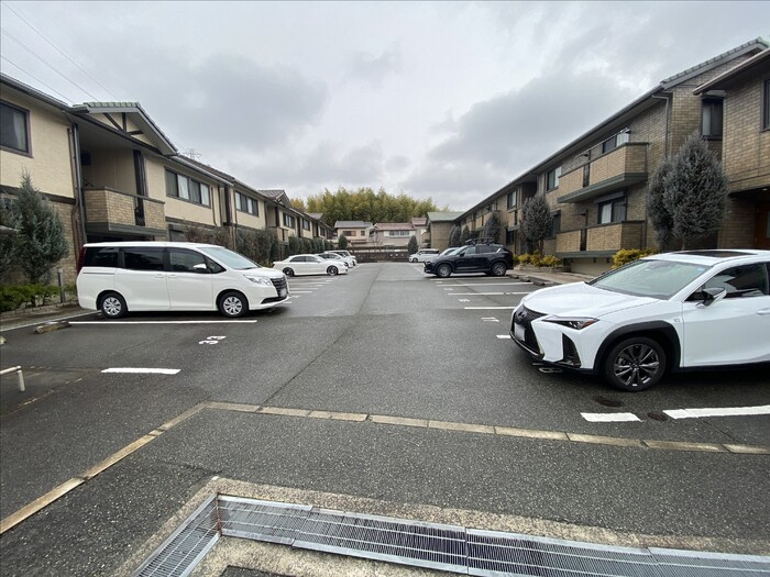 レシェンテ茨木E棟の駐車場