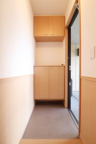 レシェンテ茨木E棟の玄関