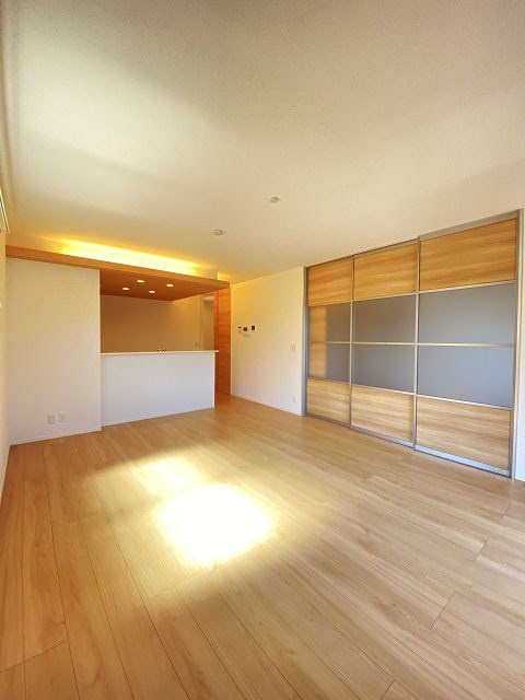 尼崎市西難波町２丁目のアパートの居間・リビング