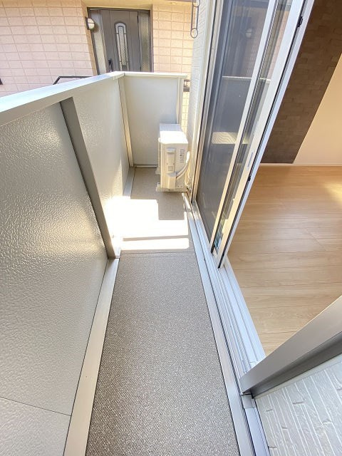 尼崎市西難波町２丁目のアパートのバルコニー