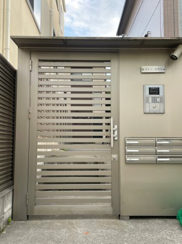 カレン世田谷　ネット無料　3方角部屋　ロフトのエントランス