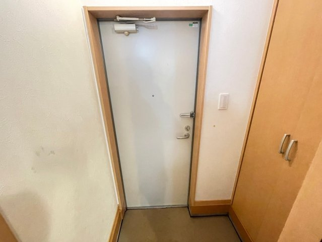 カレン世田谷　ネット無料　3方角部屋　ロフトの玄関