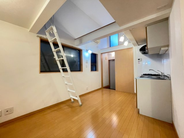 カレン世田谷　ネット無料　3方角部屋　ロフトの内装