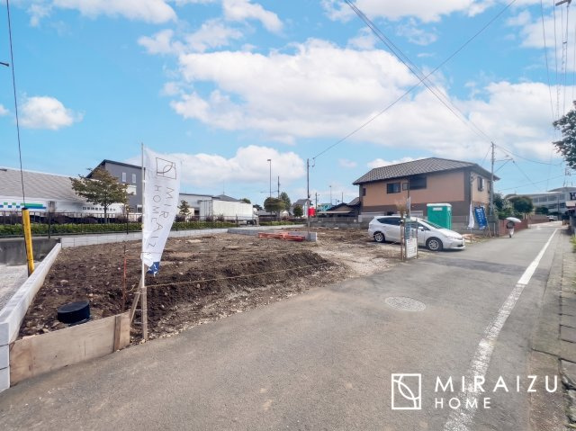 【外観】 | 青く澄み渡った綺麗な空と、陽の光をたっぷりと受ける、そんな新築住宅で新生活をスタートしてみませんか？見学・ご相談等、ミライズホーム(株)までお気軽にご連絡下さい。