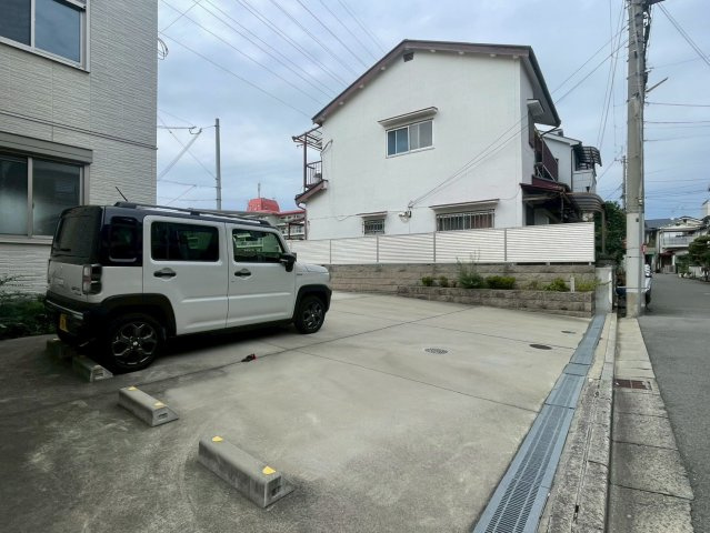 シャーメゾン安満西の町の駐車場