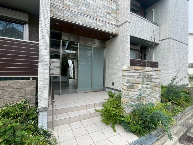 シャーメゾン安満西の町のエントランス