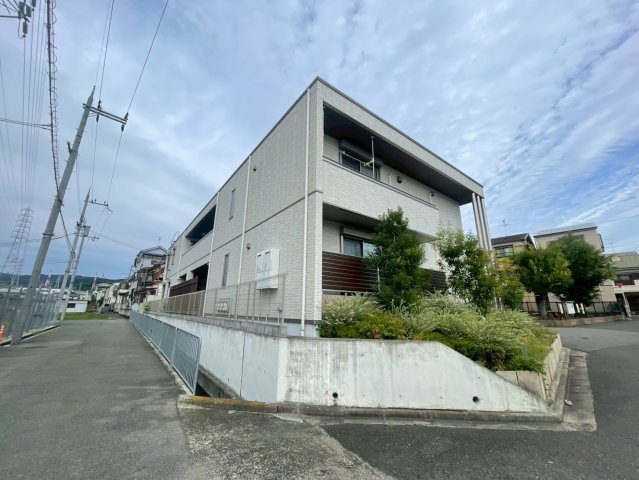 シャーメゾン安満西の町の外観
