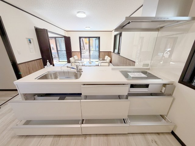 春日部市中央3丁目第6期のキッチン|リビングの様子を見ながらの家事は嬉しい♪
