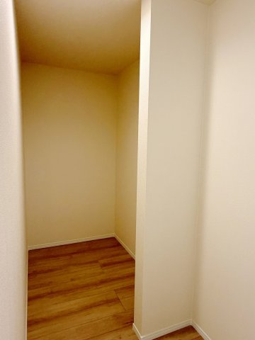 春日部市粕壁東4丁目　全4棟　D号棟の収納|キッチン横ののパントリー。調理器具や食品などのストックに！