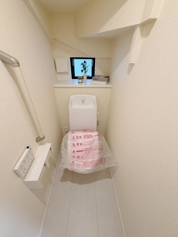 春日部市粕壁東4丁目　全4棟　D号棟のトイレ|カウンターに花瓶などを置いてあると華やかです！