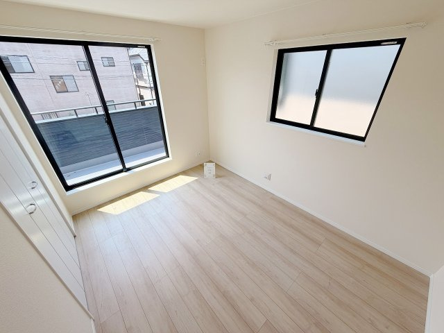 春日部市粕壁東4丁目　全4棟　D号棟の洋室|バルコニーへも出られるお部屋です！