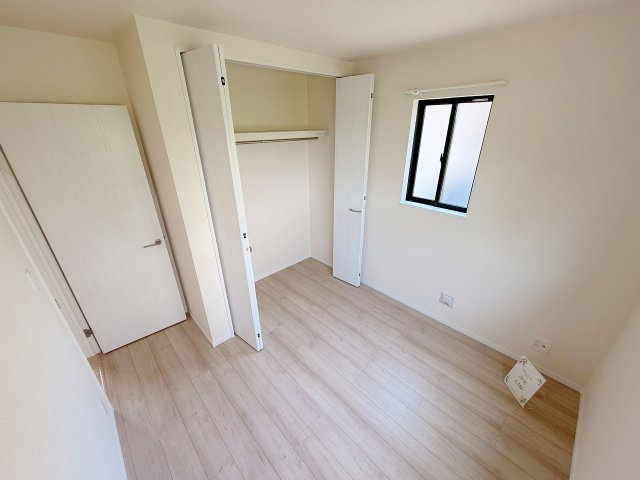 春日部市粕壁東4丁目　全4棟　D号棟の洋室|お部屋が片付く収納は嬉しい♪