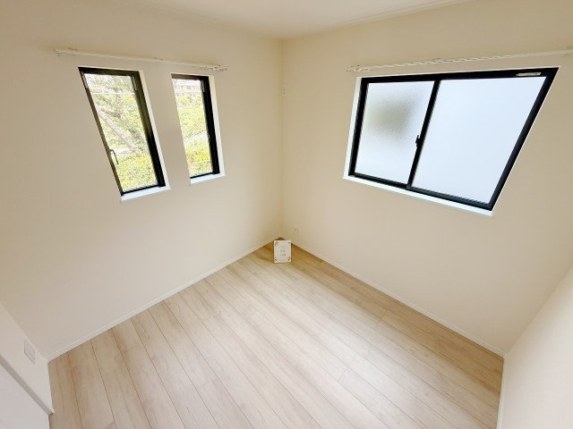 春日部市粕壁東4丁目　全4棟　D号棟の洋室|窓も多く、明るいお部屋ですね！