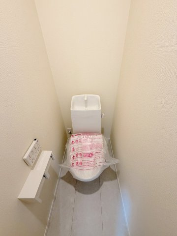春日部市粕壁東4丁目　全4棟　D号棟のトイレ|シンプルなウォシュレット付のトイレ！