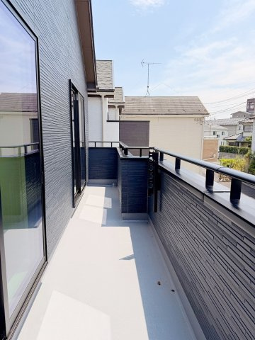春日部市粕壁東4丁目　全4棟　D号棟のバルコニー|2部屋から出入りできて、洗濯物やお布団干しもスムーズです！