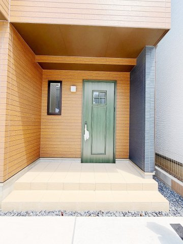 春日部市粕壁東4丁目　全4棟　D号棟の玄関|グリーンのドアが外観にマッチしてオシャレです！