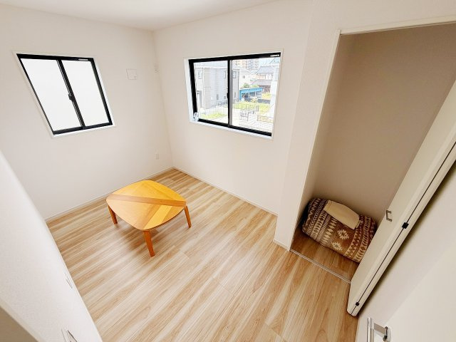 久喜市野久喜4期　1号棟の洋室|ディスプレイがあるのでお部屋のイメージがしやすいですね！