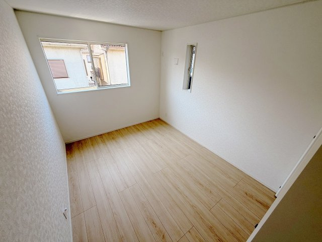 幸手市西2丁目第7　全3棟　2号棟の洋室|２階の洋室、壁紙の模様がいいですね！