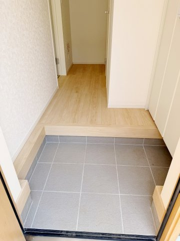 幸手市西2丁目第7　全3棟　2号棟の玄関|段差も低く、出入りがスムーズ！
