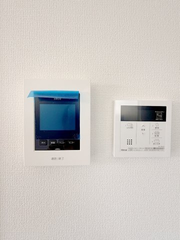 幸手市北2期　全2棟　1号棟の防犯設備|インターホンは来客の確認ができます、給湯器パネル！