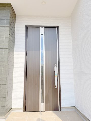 幸手市北2期　全2棟　1号棟の玄関|家族を待っているような玄関ドア！