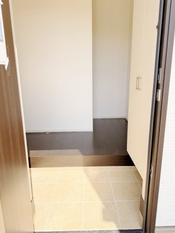 幸手市北2期　全2棟　1号棟の玄関|段差も低く、出入りがスムーズな玄関♪