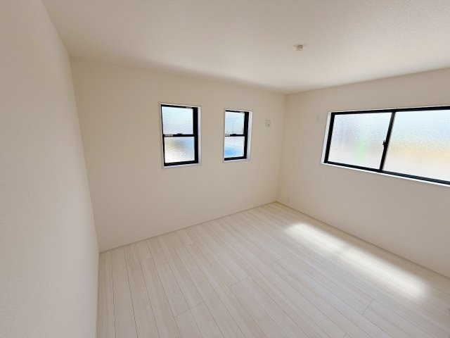 加須市日出安　全3棟　1号棟の洋室|清潔感ある白のお部屋！