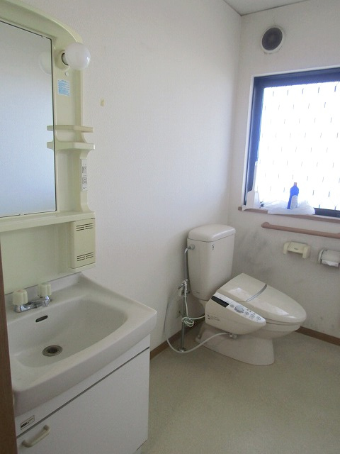 古河市茶屋新田の独立洗面台|トイレに洗面台あり！使いやすさに配慮されてます！