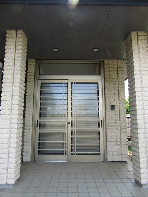 古河市茶屋新田の玄関|雨風しのげる屋根付き玄関で快適な出入りを！